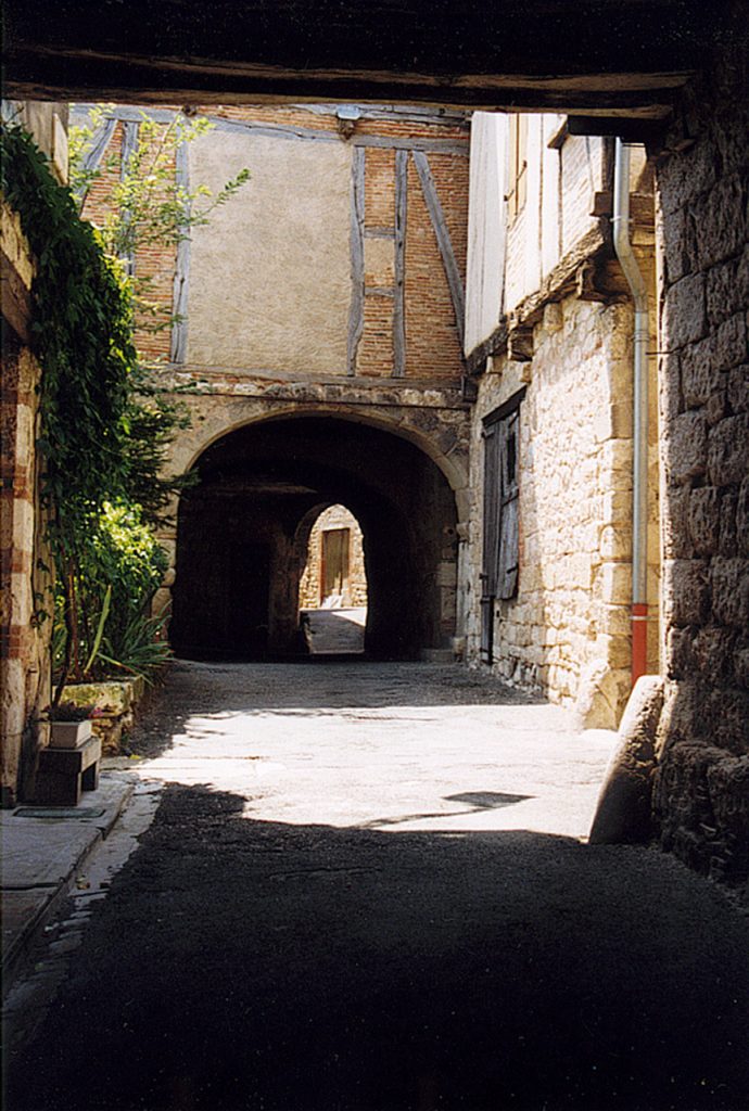 Through the arches rue Cahuzac